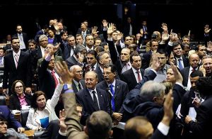 Deputados aprovaram anistia para bombeiros e policiais militares de diversos estados que participaram de movimentos de reivindicação por melhores salários.